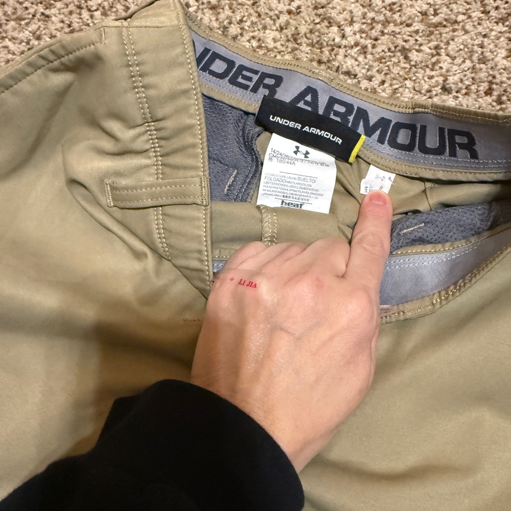 Boys Under Armour Size 14 Heat Gear Loose Fit Tan / Khaki Shorts - Picture 2 of 5